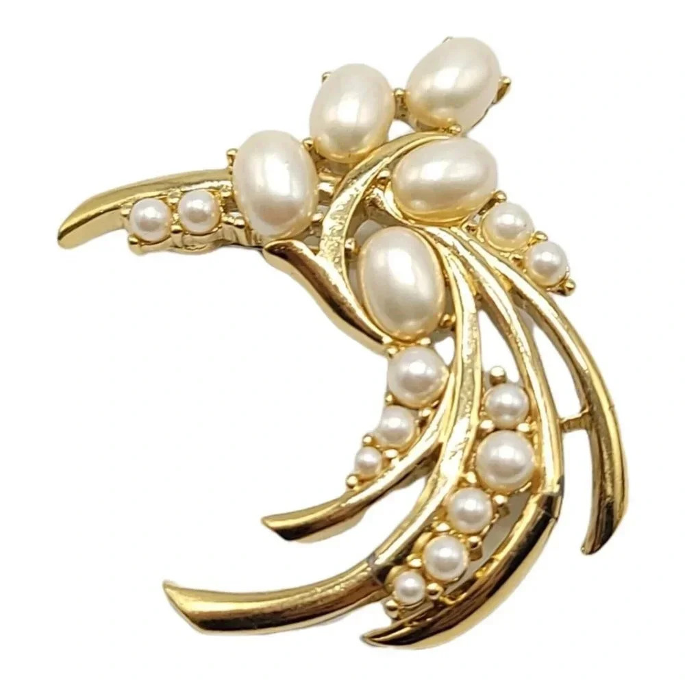 Trifari TM Faux Pearl Abstract Flower Gold Tone Vintage Brooch